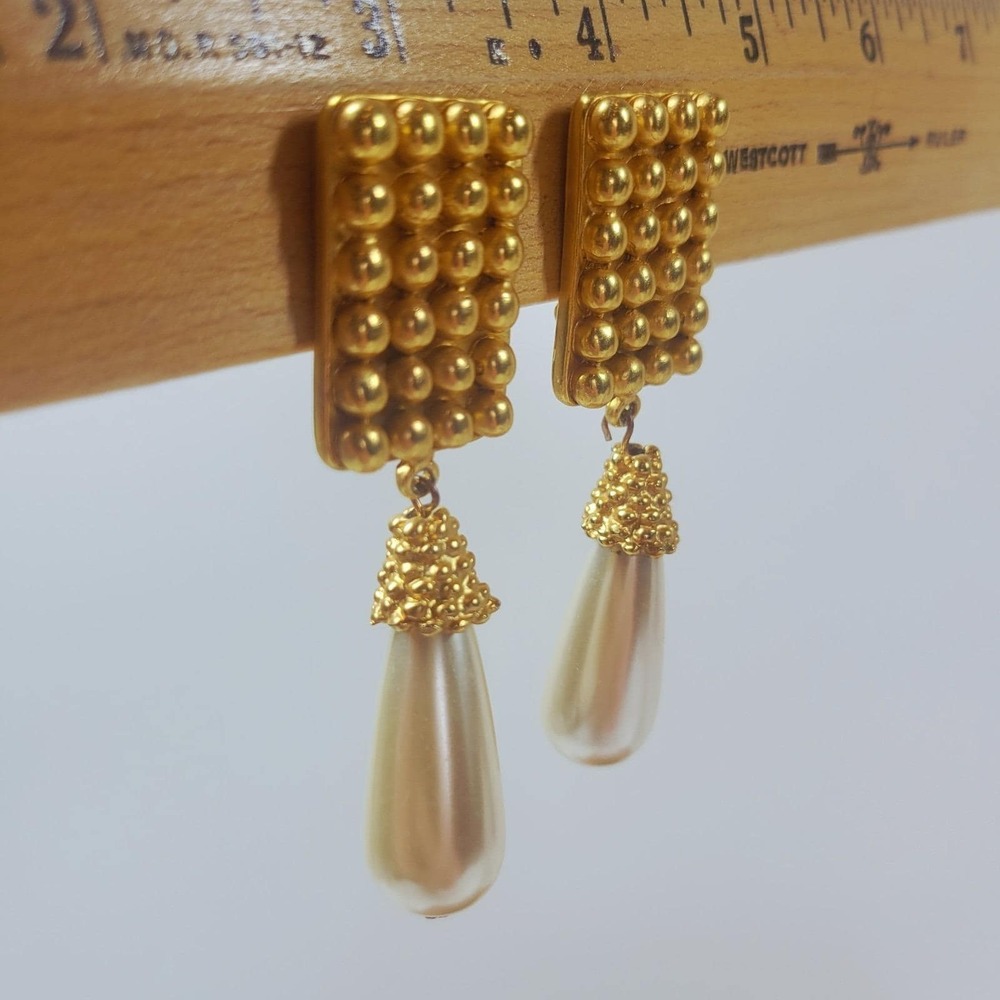 1980s Baroque Faux Pearl Teardrop And Gold Tone Earrings Clip-on Regency Revival - Picture 2 of 5